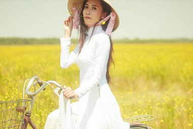 Hoang Dau An çiçeği, Tam Nong bölgesi, Dong Thap bölgesindeki Tram Chim biyosfer rezervinde yetişir. En iyi çiçek öğlen 12 'de. Çiçek tarlasında kız portresi tasviri. Resim bir resim kadar güzel..