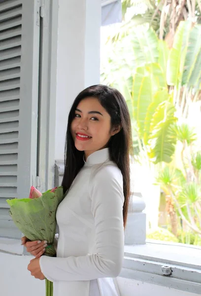 Künstlerisches Porträt Teenager Mädchen Mit Lotusblume Vietnam — Stockfoto