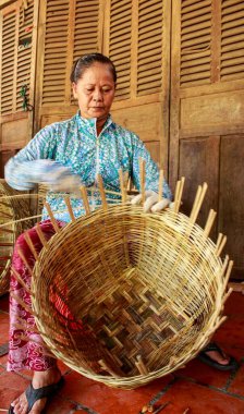 Bir sepet yapmak için kereste fabrikası işçisi ilk olarak 2 metre uzunluğunda parçalara ayrıldı. Sırada bambu parçası bir sürü küçük artıya bölündü.. 