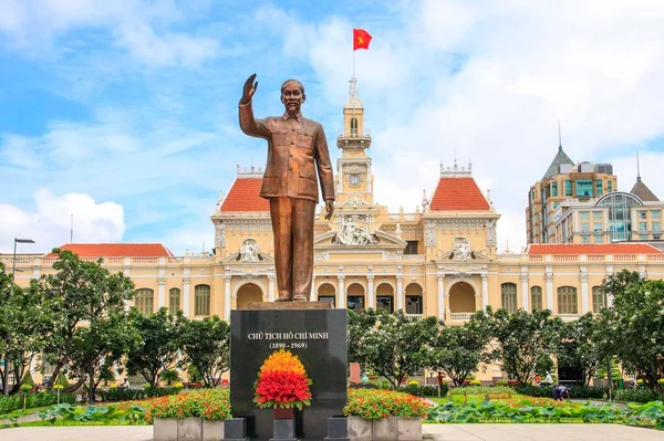 景观设计图 胡志明总统塑像 作者在胡志明市拍照 这是一个大广场 有胡志明领事的铜像 民族英雄 世界文化名人 — 图库照片