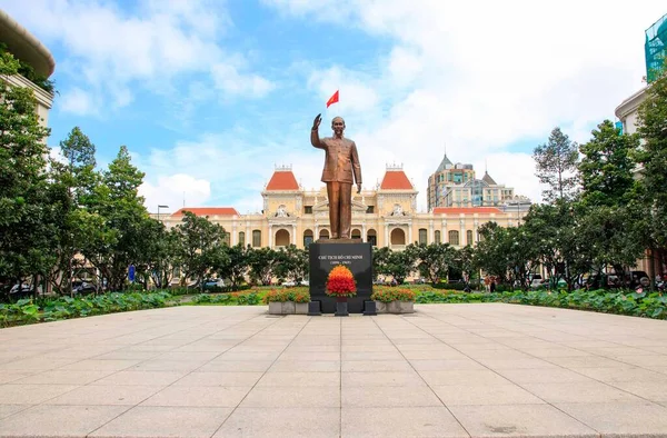 景观设计图 胡志明总统塑像 作者在胡志明市拍照 这是一个大广场 有胡志明领事的铜像 民族英雄 世界文化名人 — 图库照片
