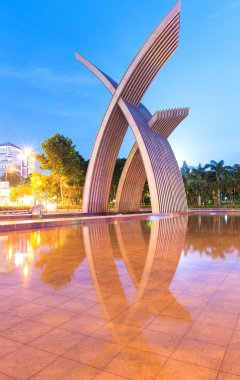 Yazar bu fotoğrafı Hoang Van Thu Parkı 'nda (Ho Chi Minh Şehri) çekti. Fotoğraf 17 Ağustos 2020 sabahı çekilmiştir. İçerik, kapının yuvarlak çatılı (çelik metal) heykel mimarisini gösteriyor).