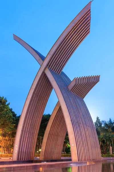 Yazar bu fotoğrafı Hoang Van Thu Parkı 'nda (Ho Chi Minh Şehri) çekti. Fotoğraf 17 Ağustos 2020 sabahı çekilmiştir. İçerik, kapının yuvarlak çatılı (çelik metal) heykel mimarisini gösteriyor).