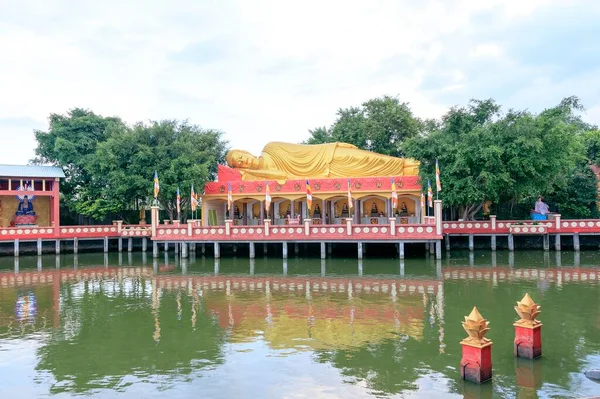 著者は ベトナムのソックトラン省のXa Loi 2仏塔でこの写真を撮りました 2020年8月22日の午後の撮影 釈迦像に関する内容 — ストック写真