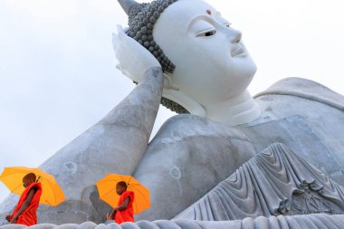 Yazar Som Rong pagoda 'da (Soc Trang, Vietnam) fotoğraf çekimi yapıyor. Fotoğraf 22 Ağustos 2020 günü öğleden sonra çekildi. Yaklaşık 63 metre uzunluğunda uzanan Buda heykeli.