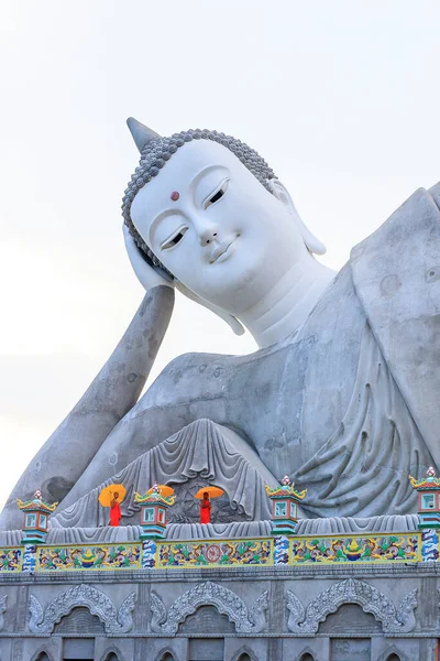 ソムロン塔 ベトナム ソックトラン県 で撮影 2020年8月22日の午後の撮影 内容長さ約63Mの仏像を安置する — ストック写真