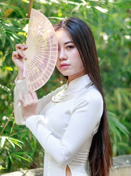 Porträtfoto Vietnamesin Tracht — Stockfoto