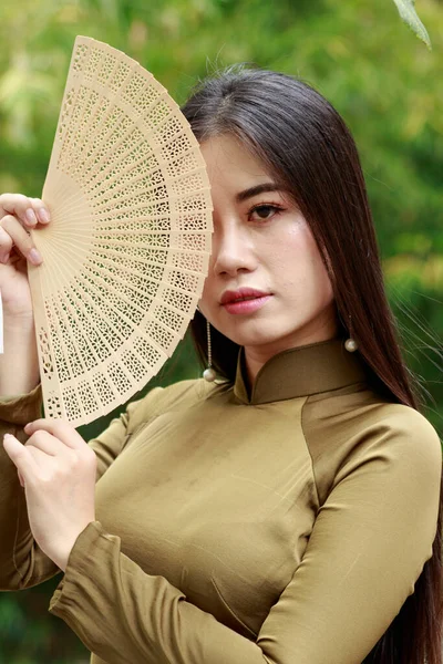 Porträtfoto Vietnamesin Tracht — Stockfoto