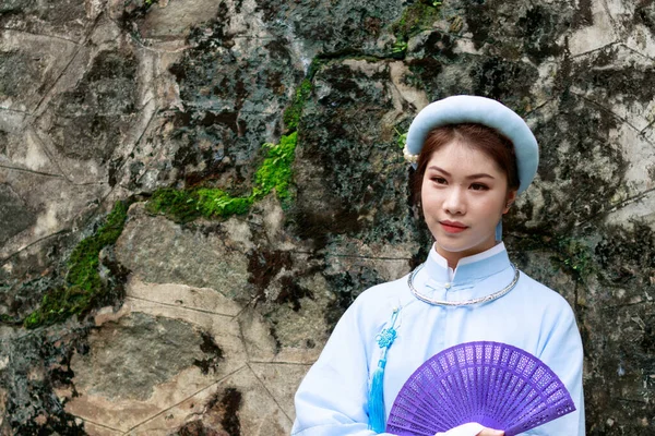 Porträtfoto Vietnamesin Tracht — Stockfoto