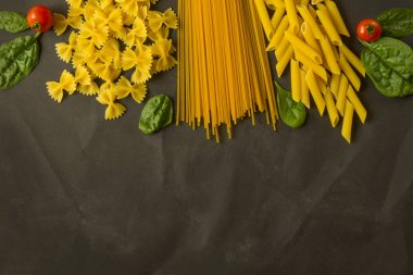 İtalyan makarnalı sebzeler, makarna. Ispanak, vişneli domates, peynir. Boşluğu kopyala