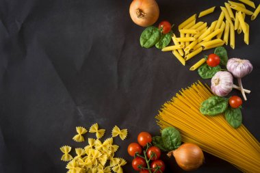 İtalyan makarnalı sebzeler, makarna. Ispanak, vişneli domates, peynir. Boşluğu kopyala