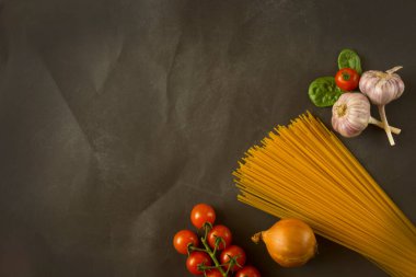 İtalyan makarnalı sebzeler, makarna. Ispanak, vişneli domates, peynir. Boşluğu kopyala
