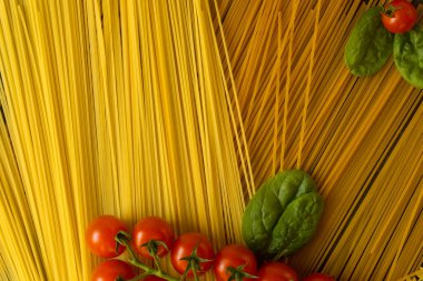 İtalyan makarnalı sebzeler, makarna. Ispanak, vişneli domates, peynir. Boşluğu kopyala