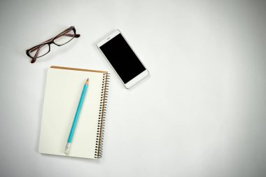 Yeni fikirler. Üç ünlem işaretli defter, kağıt toplar, akıllı telefon, dizüstü bilgisayar, kalem. Boşluğu kopyala