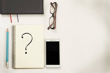 Yeni fikirler. Üç ünlem işaretli defter, kağıt toplar, akıllı telefon, dizüstü bilgisayar, kalem. Boşluğu kopyala