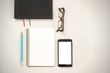 Yeni fikirler. Üç ünlem işaretli defter, kağıt toplar, akıllı telefon, dizüstü bilgisayar, kalem. Boşluğu kopyala