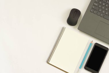 Yeni fikirler. Üç ünlem işaretli defter, kağıt toplar, akıllı telefon, dizüstü bilgisayar, kalem. Boşluğu kopyala
