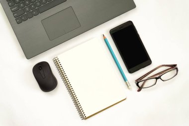 Yeni fikirler. Üç ünlem işaretli defter, kağıt toplar, akıllı telefon, dizüstü bilgisayar, kalem. Boşluğu kopyala