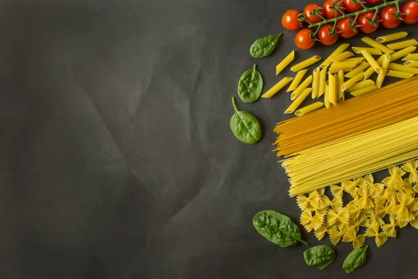 Légumes Aux Pâtes Italiennes Macaronis Épinards Tomates Cerises Fromage Espace — Photo