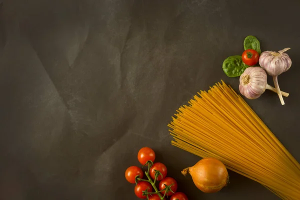 Légumes Aux Pâtes Italiennes Macaronis Épinards Tomates Cerises Fromage Espace — Photo