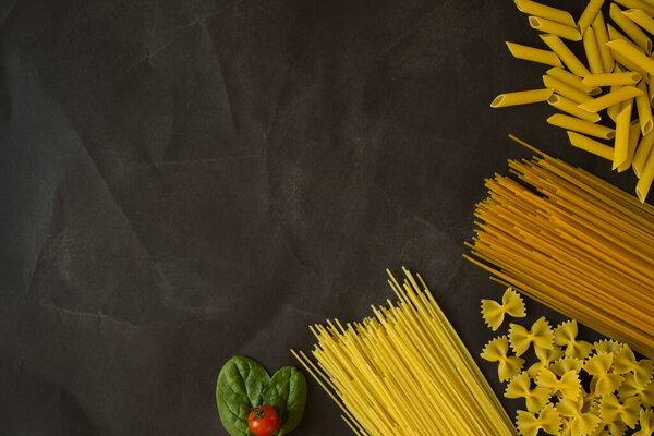 овощи с итальянской пастой, макароны. шпинат, помидоры черри, сыр. копировальное пространство
