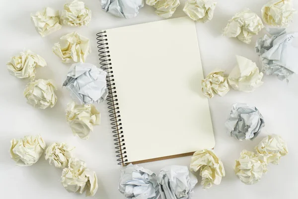 Neue Ideen Notizbuch Papierkugeln Buntstifte Auf Weißem Hintergrund — Stockfoto