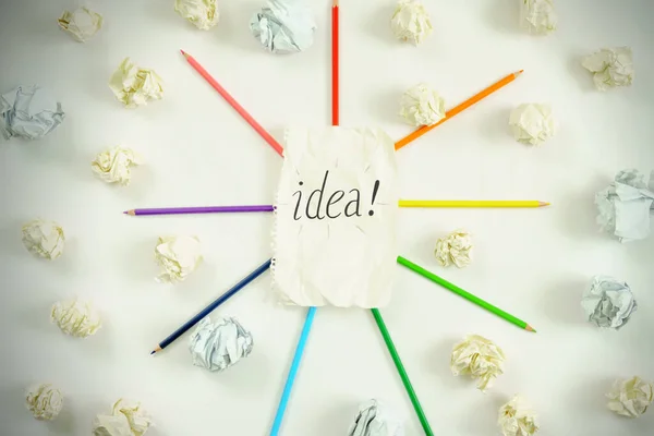 Concepto Nuevas Ideas Hoja Papel Bolas Papel Lápices Colores Sobre — Foto de Stock