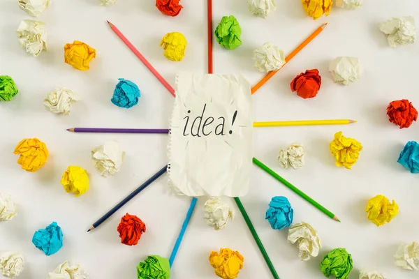 Concepto Nuevas Ideas Hoja Papel Bolas Papel Lápices Colores Sobre — Foto de Stock