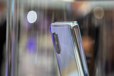 Moskova, Rusya - Ekim 04, 2019: Samsung Galaxy Katlı yeni sancak gemisi cam vitrin, yan görüş, bulanık arkaplan. Kapat.