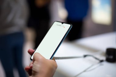 Moskova, Rusya - Ekim 04, 2019: Kafkasyalı bir adam huawei p30 profesyonel sancak telefonu sahibi. Yaklaş, yumuşak odaklan. arkaplan bulanık.