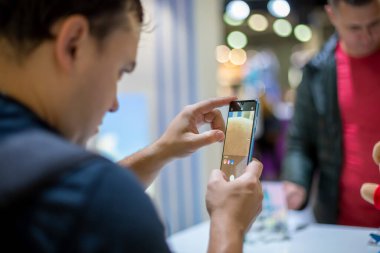Moskova, Rusya - Ekim 04, 2019: Moskova, Rusya - Ekim 04, 2019: Beyaz bir adam yeni bir sancak gemisi huawei p30 profesyonel ve trst kamera tutuyor. Yaklaş, yumuşak odaklan. arkaplan bulanık
