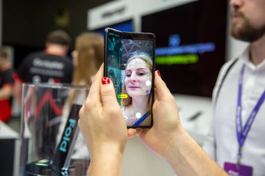 Moskova, Rusya - 4 Ekim 2019: Moskova, Rusya - 4 Ekim 2019: Samsung Galaxy Katlaması 'nın esnek ekran ile selfie kamerasında açılan yeni bir sancak gemisi akıllı telefonu tutan kadın elleri.