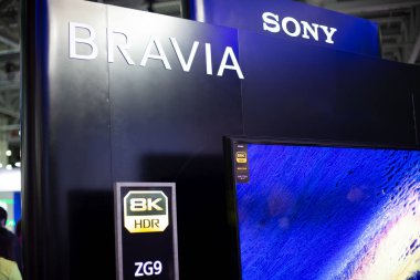 Moskova, Rusya - Ekim 04, 2019: İlk 8k TV seti Sony bravia ZG9 Master Serisi, android, x1 nihai, arka ışık ana sürücüsü akustik multi ses, 98 inç.