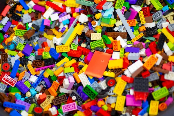 Moscou, Russie - 04 octobre 2019 : Moscou, Russie - 04 octobre 2019 : texture de briques jouet colorées fond lego. mise au point douce, vue du dessus — Photo
