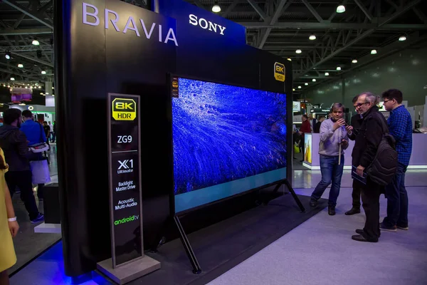 Moskova, Rusya - Ekim 04, 2019: İlk 8k TV seti Sony bravia ZG9 Master Serisi, android, x1 nihai, arka ışık ana sürücüsü akustik multi ses, 98 inç.