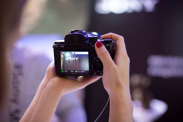 Moskova, Rusya - Ekim 04, 2019: Moskova, Rusya - Ekim 04, 2019: yeni ayna sony alfa a7 iii 3 kadın elinde sony yazıtlarını gösteren