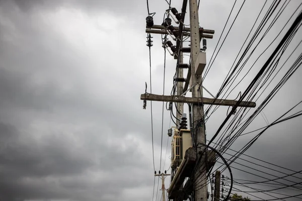 Fios ligados ao poste elétrico, o caos de cabos e fios em um poste elétrico na rua asiática. conceito de eletricidade. espaço de cópia — Fotografia de Stock