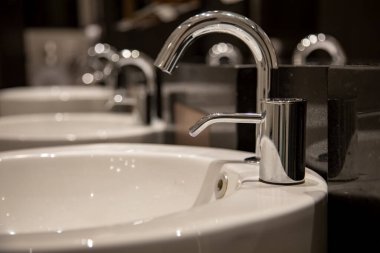 Umumi tuvaletteki modern şık lavaboyu kapatın.