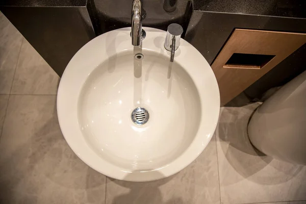Vue de dessus du lavabo élégant moderne pour bébé dans les toilettes publiques. — Photo