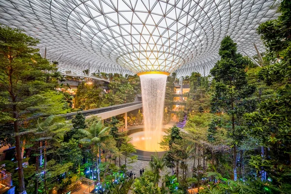SINGAPORE - 3 Mart 2020 'de Changi Havaalanı Singapur' un 4. terminalindeki JewEL CHANGI Havalimanı 'ndaki Şelale