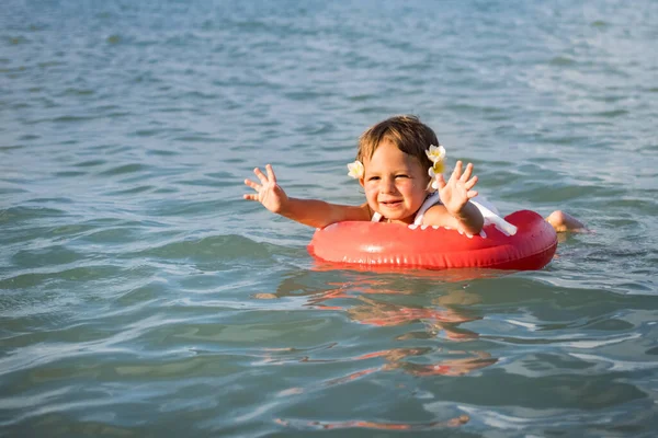 Niebezpieczeństwo na wakacjach. adorable maluch maluch pływa sam bez opieki w morzu w specjalnym nadmuchiwanym pierścieniu. — Zdjęcie stockowe
