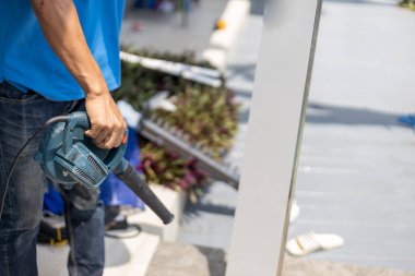 Usta adamlar tropik bir otelin klimasını temizler..