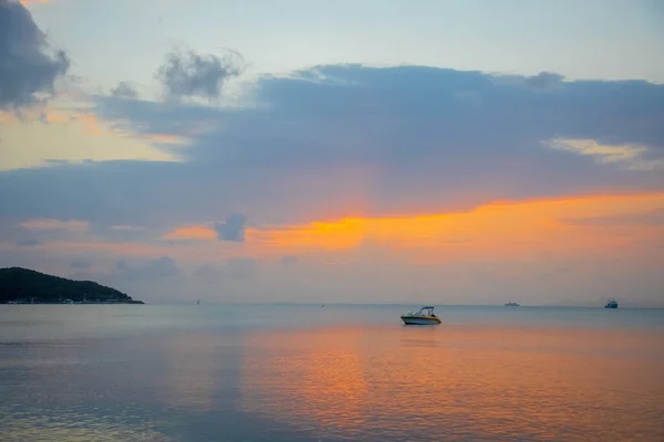 Fischerboot bei Sonnenuntergang im Meer. — Stockfoto