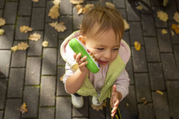 Милый Ребенок Играет Разговаривая Игрушечном Телефоне — стоковое фото