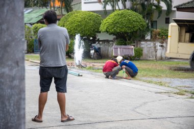 Su tedarik sistemi arızalandı. Sanatçılar sokaktaki su borularını tamir ediyor.