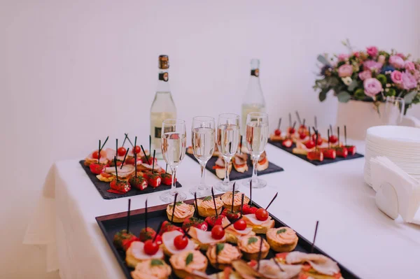 Quatro Copos Com Champanhe Bandejas Quadradas Pretas Com Canapés Recepção — Fotografia de Stock