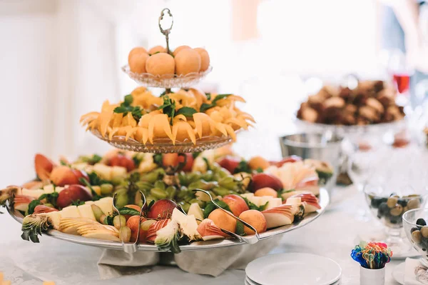 Prateleira Frutas Uvas Maçãs Pêssego Abacaxi Recepção Catering Pratos Limpos — Fotografia de Stock