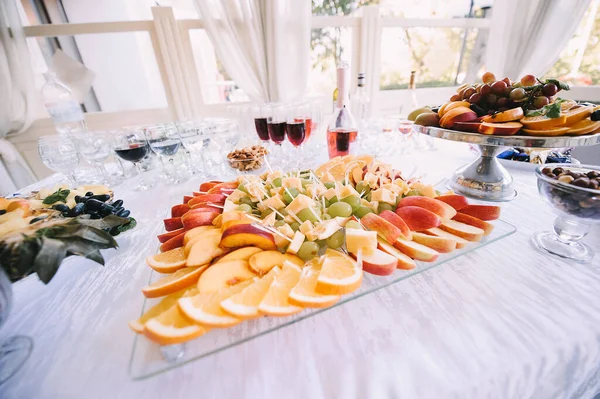 Frutas Prato Maçãs Cortadas Laranjas Pêssegos Uvas Queijo Recepção Catering — Fotografia de Stock