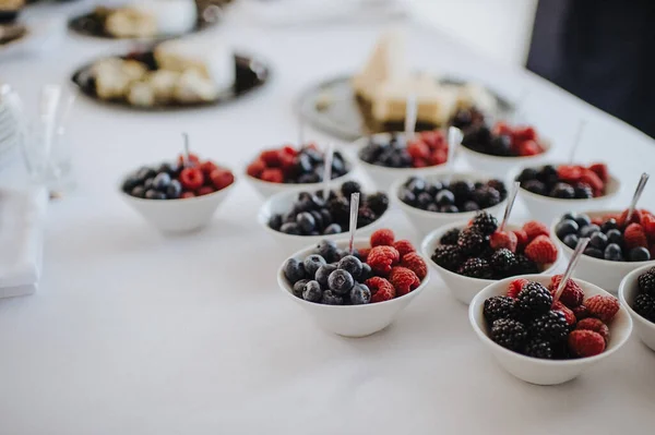 Früchte Auf Einem Teller Blaubeeren Und Himbeeren Empfang Bewirtung Der — Stockfoto