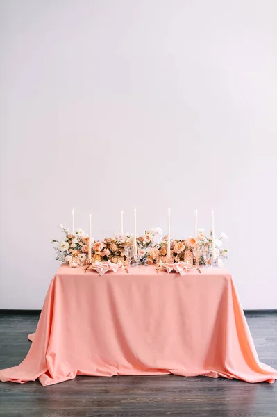 Banquete Restaurante Configuración Mesa Placas Rosas Cubiertos Oro Vasos Mesa — Foto de Stock